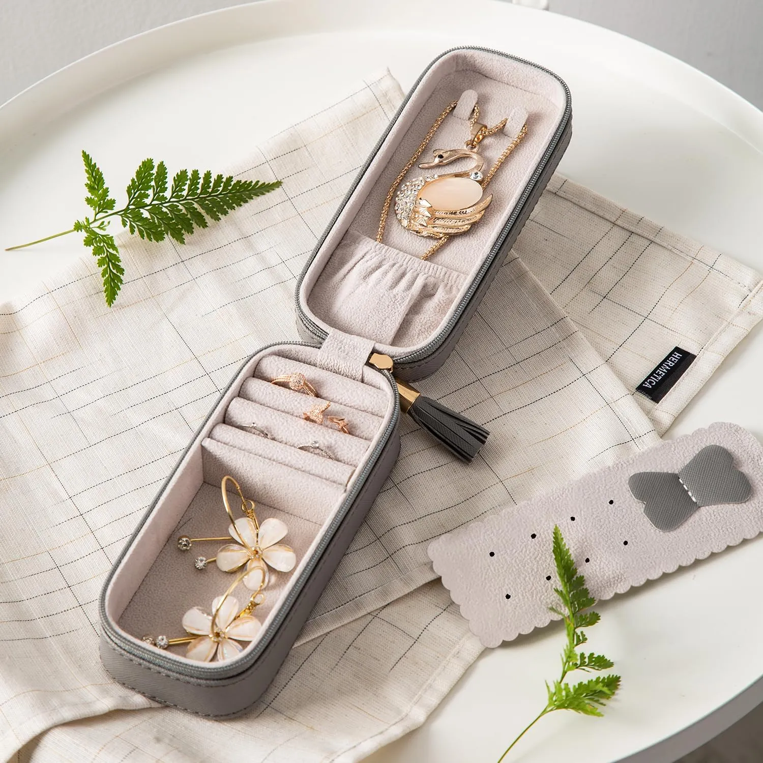 BONNY DODO Small Travel Jewelry Organizers Box for Women with PU Leather Portable Mini Jewelry Case with Compartments for Necklace Rings Earrings,Luxury Giftable Boxes (Gray, S)