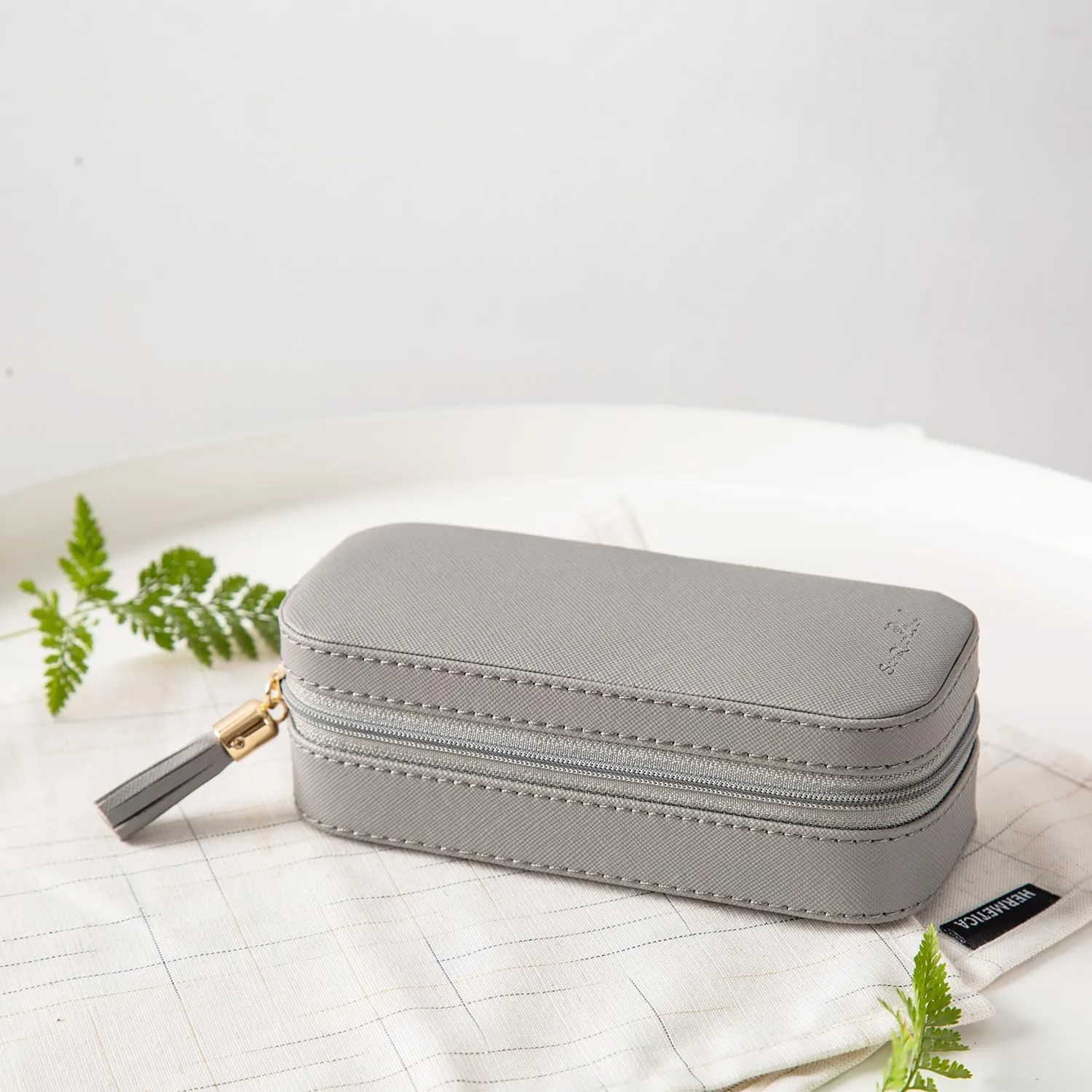 BONNY DODO Small Travel Jewelry Organizers Box for Women with PU Leather Portable Mini Jewelry Case with Compartments for Necklace Rings Earrings,Luxury Giftable Boxes (Gray, S)