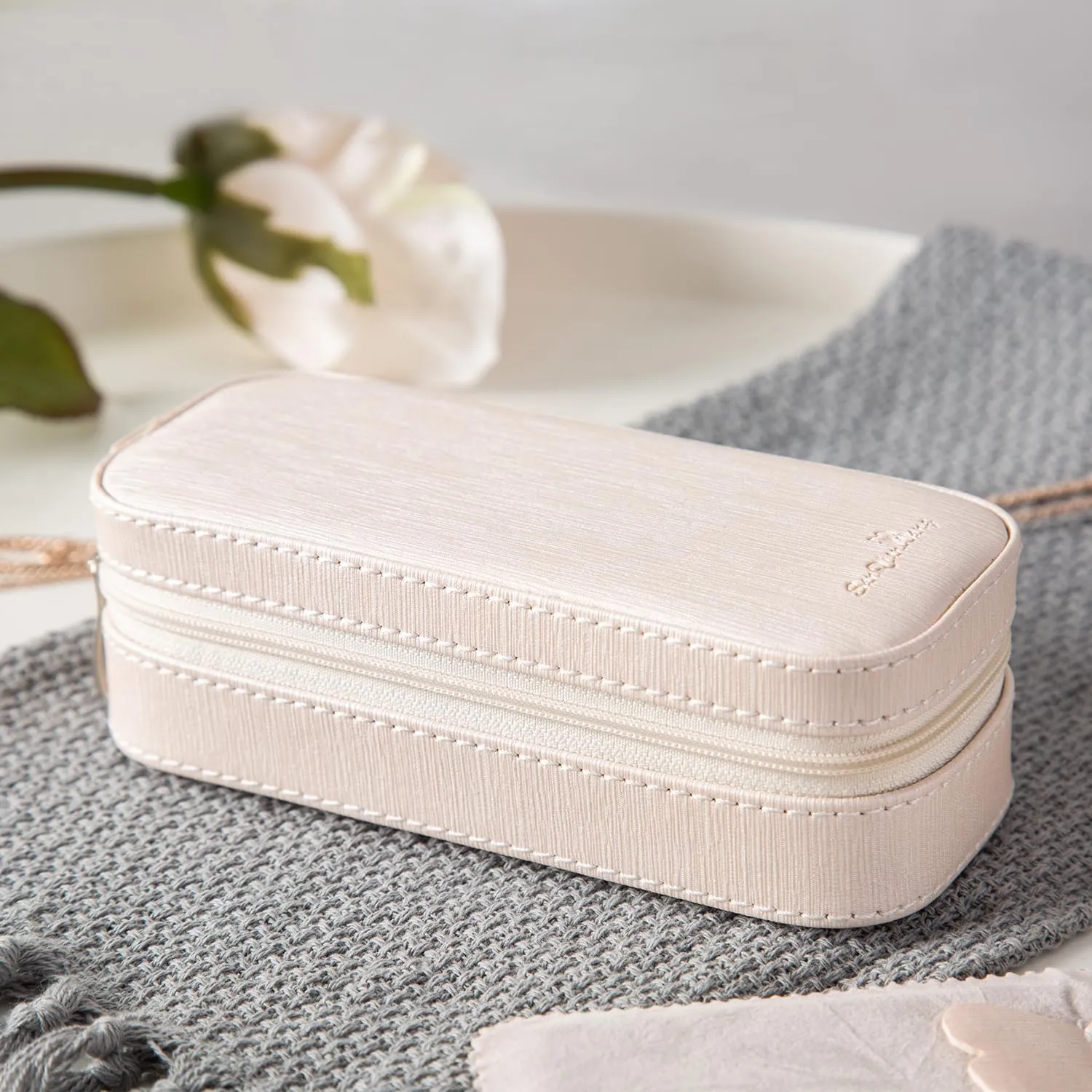 BONNY DODO Small Travel Jewelry Organizers Box for women with PU Leather Portable Mini Jewelry Case with compartments for Necklace Rings Earrings,Luxury Giftable boxes. (Pearl White, S)