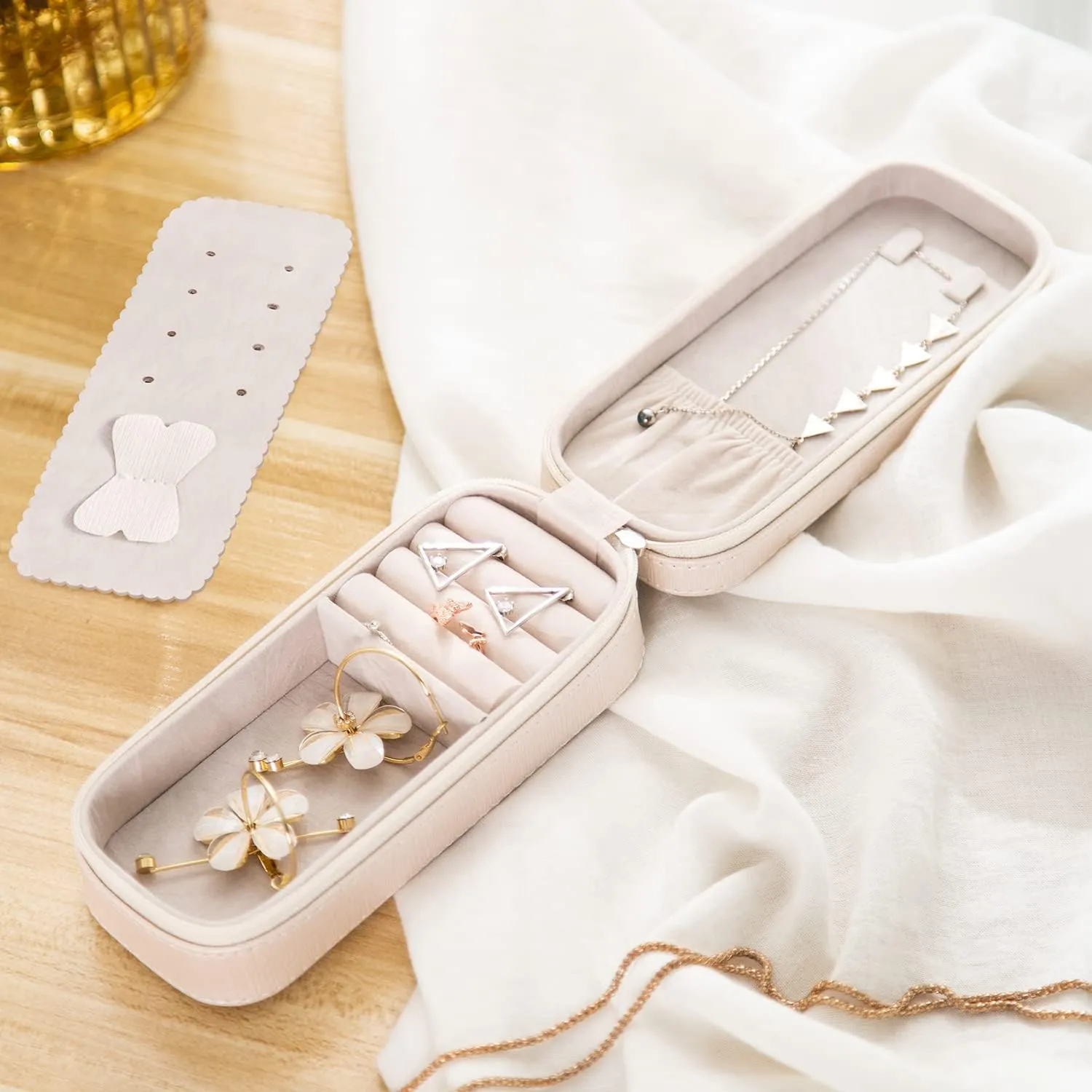 BONNY DODO Small Travel Jewelry Organizers Box for women with PU Leather Portable Mini Jewelry Case with compartments for Necklace Rings Earrings,Luxury Giftable boxes. (Pearl White, S)