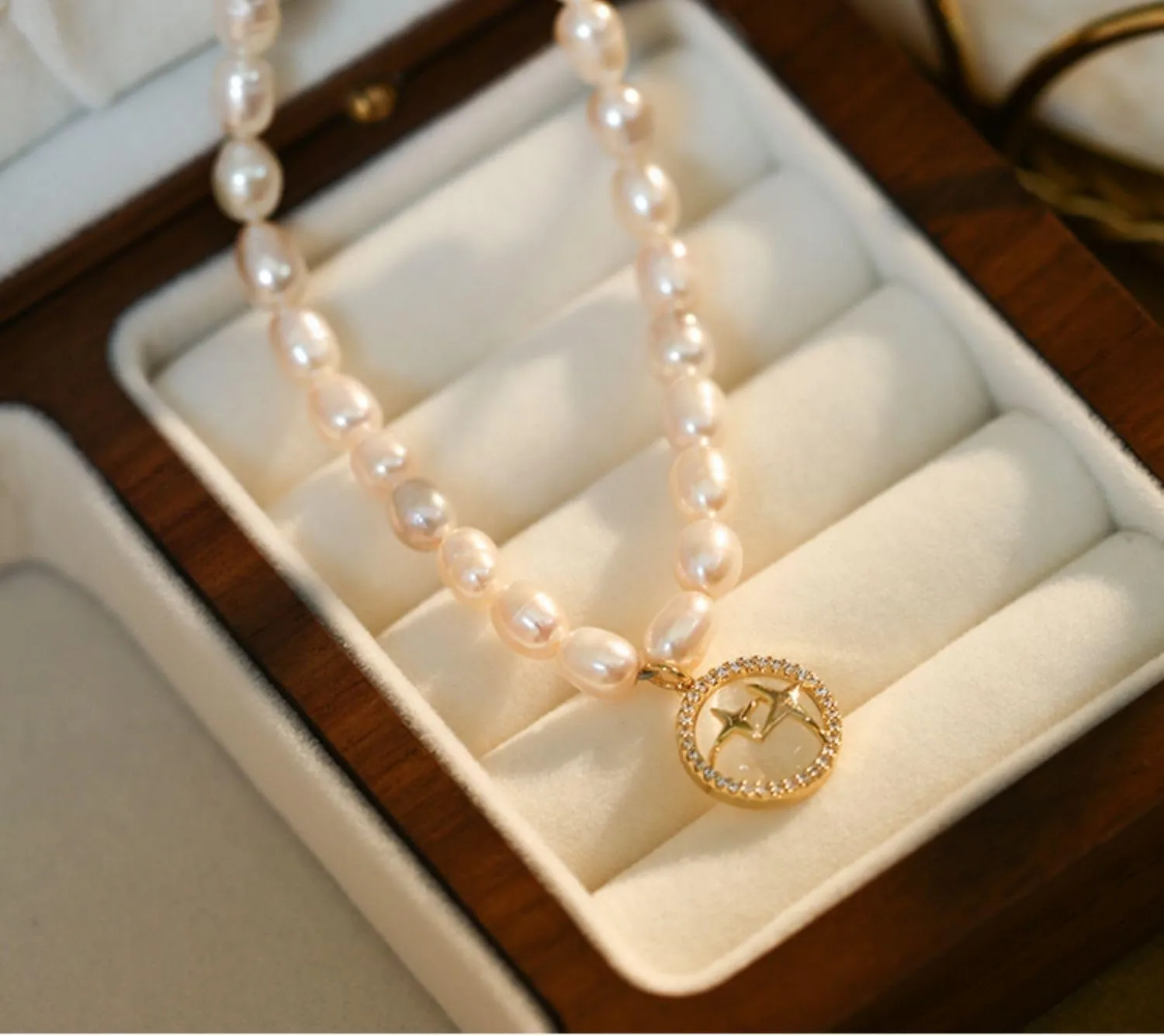 Choker Pearl Necklace for Women, 14K Gold Plated Handmade Simulated Shell Pearl Necklace Choker Dainty Toggle Clasp Initial Coin Pendant Pearl Necklace for Women Jewelry Gifts