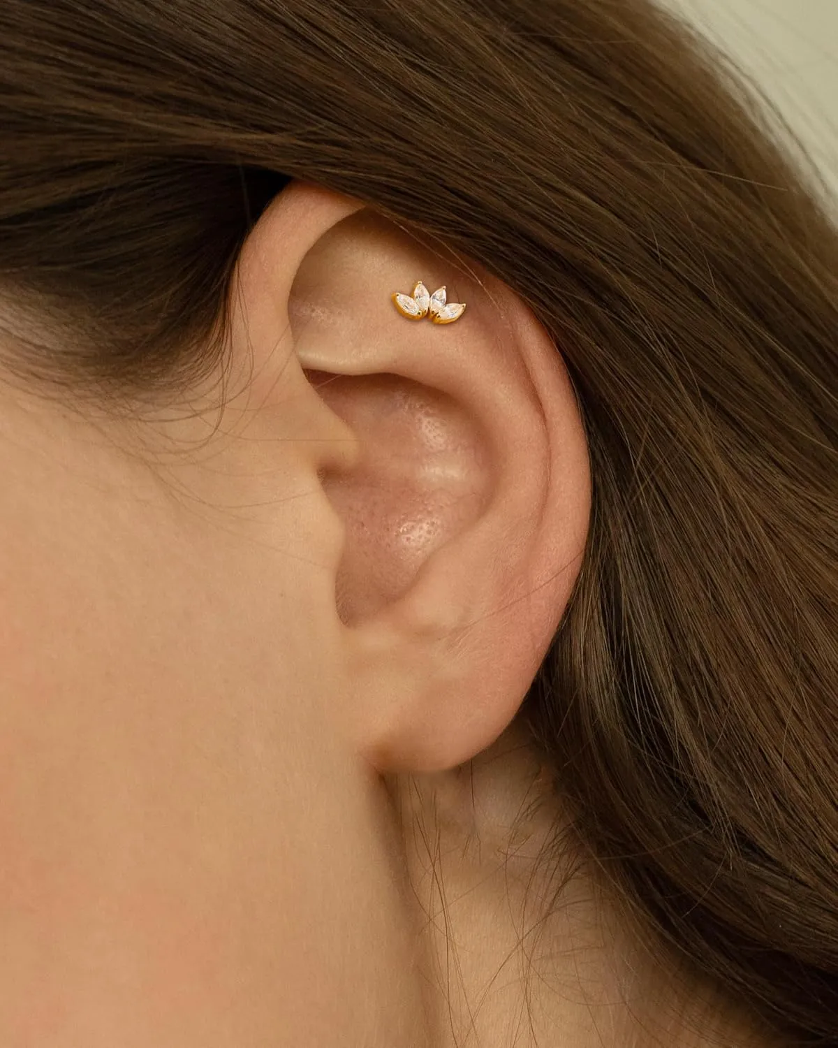 COCHARM 10K Gold Flower Helix/Cartilage Earring Stud 16g Flat Back Yellow Gold Cartilage Piercing Jewelry Real Gold Conch Stud Earring Hypoallergenic for Sensitive Ears