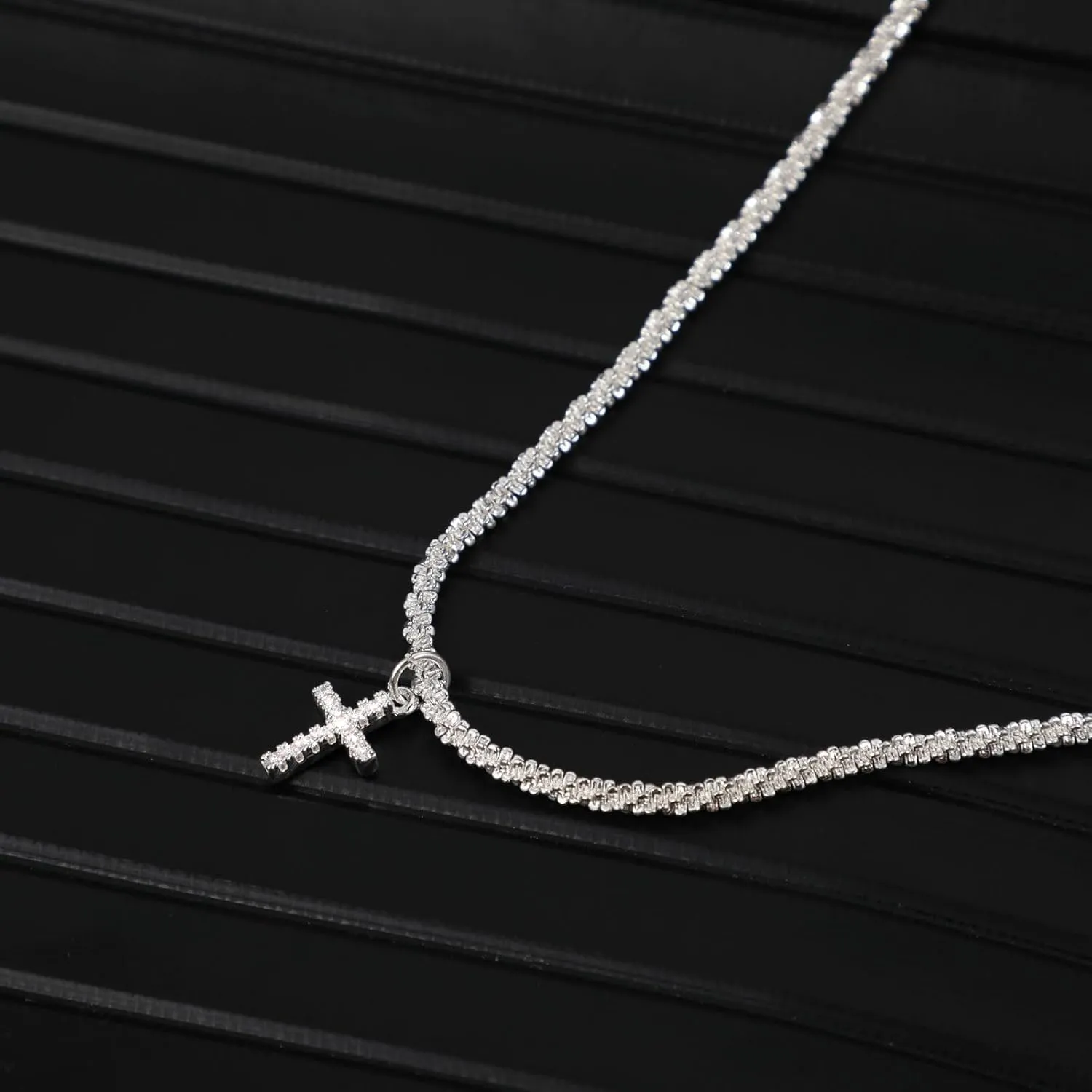 Dainty Cross Necklace for Women 14k Gold/Silver Plated Tiny Layered Cross Faith Pendant Necklace Layering Gold Choker Necklace Paper Clip Box Chain Twisted Rope Necklace Simple Jewelry