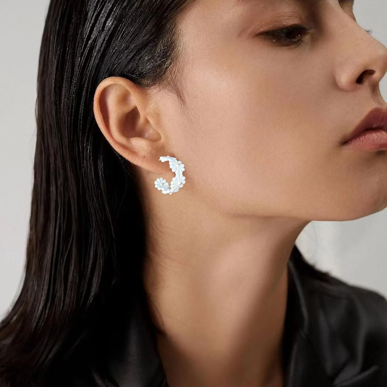 Daisy Flower Small Hoop Earrings for Women Dainty Resin Flowers Huggie Hoops Hypoallergenic Jewelry