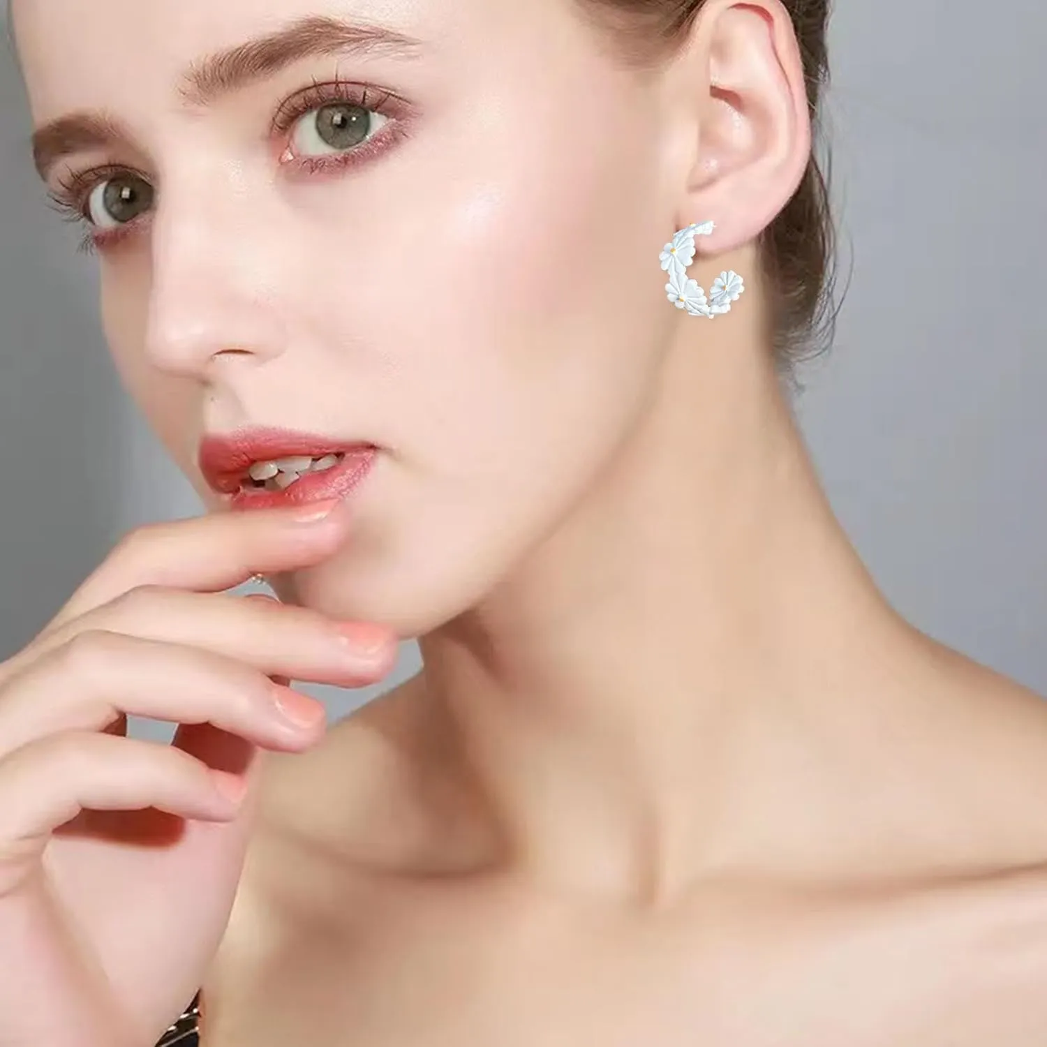 Daisy Flower Small Hoop Earrings for Women Dainty Resin Flowers Huggie Hoops Hypoallergenic Jewelry