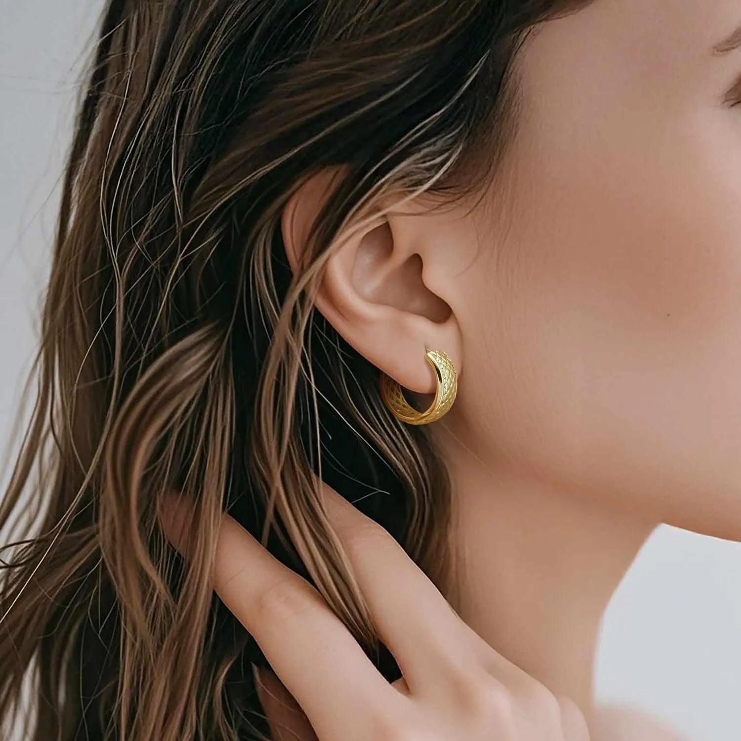 GIORGIA GIBBS Gold Earrings for Women 14K Gold Hoop Earrings for Women Rhombic Print Wide-Face Statement Chunky Half-Circle Design Hoop Earring for Womens 17 MM/20 MM