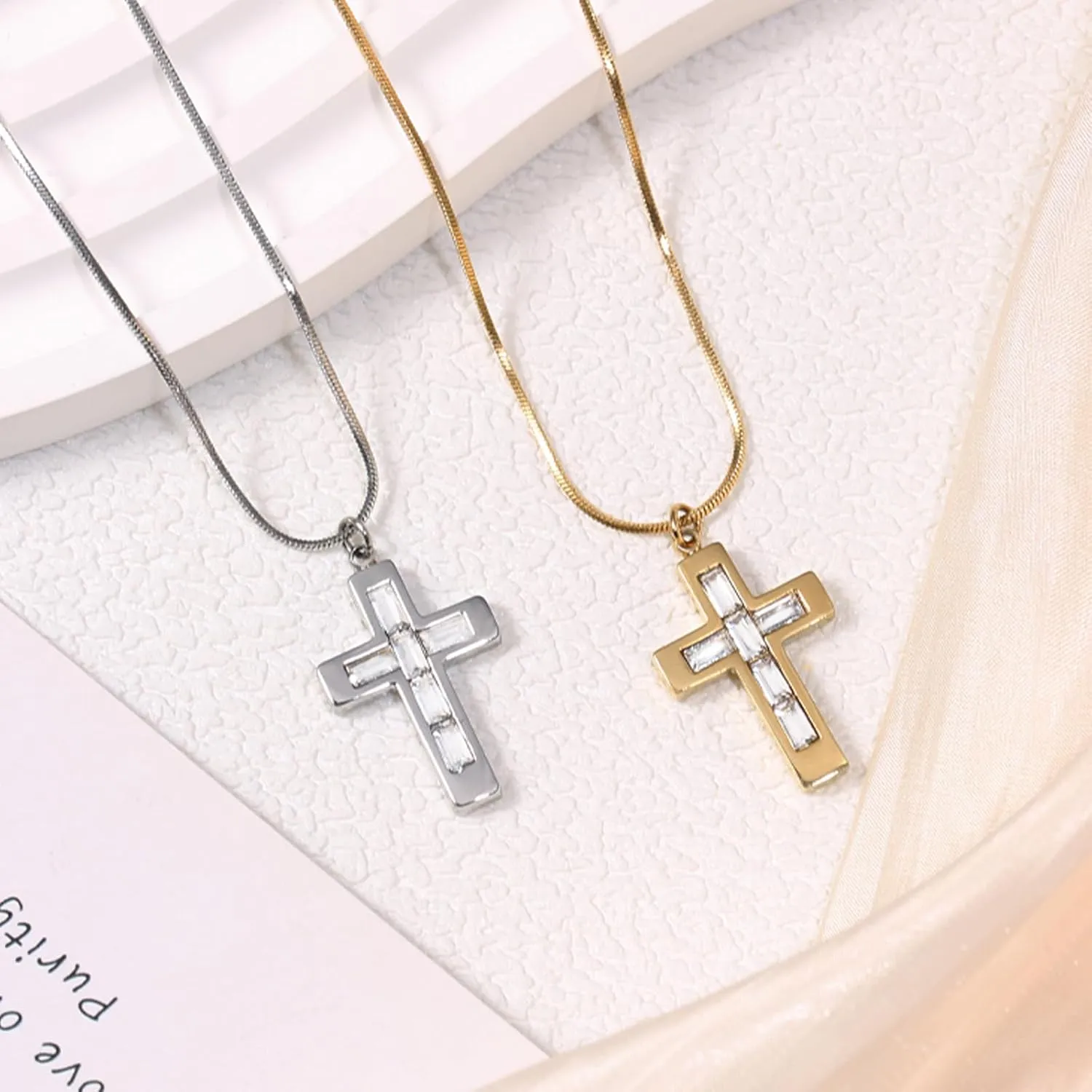 Gold/Silver Cross Necklace for Women Classic Cross Necklace Exquisite Diamond Inlaid Cross Pendant Necklace Fashionable Small Cross Necklace For Women Is An Energy Belief Jewelry