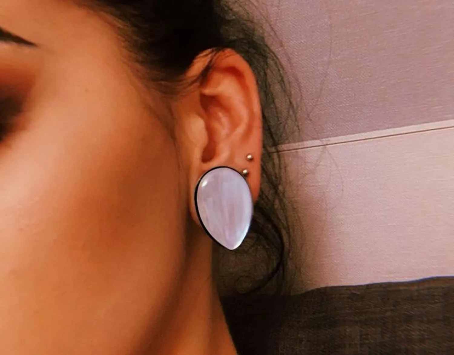 Mens Ear Gauges Plugs, Stainless Steel Tunnels for Ears Women Teardrop Shape with Shell Pierced Earrings for Women 2pcs