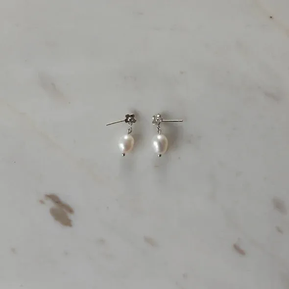PEARLY DAISY DAY STUDS