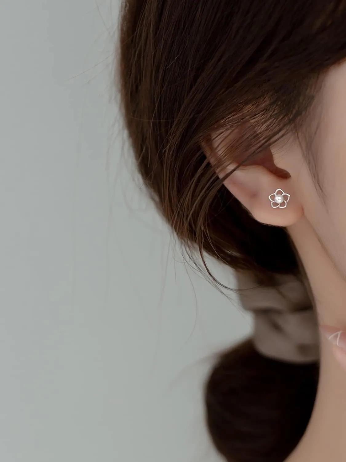 Reffeer 925 Sterling Silver Small Pearl Flower Earrings Studs for Women Teens Unique Petite Flower Studs Earrings