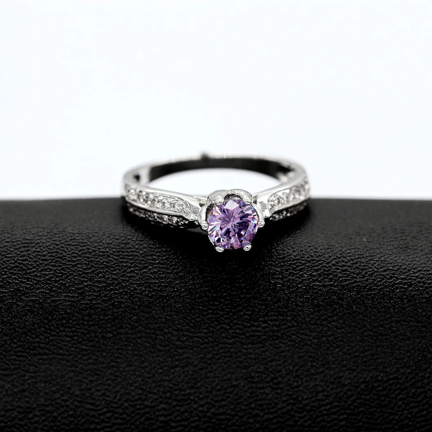 Uloveido Women Fashion Anniversary Promise Rings White Gold Plated Wedding Engagement Cubic Zirconia Rings for Female Y027