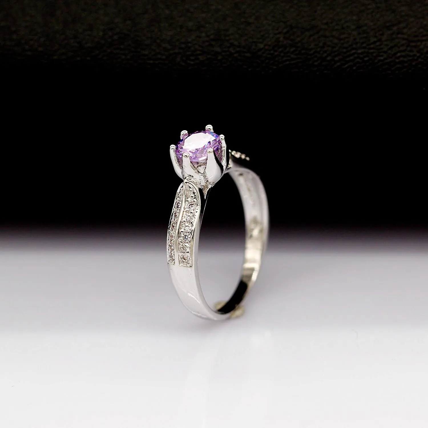 Uloveido Women Fashion Anniversary Promise Rings White Gold Plated Wedding Engagement Cubic Zirconia Rings for Female Y027