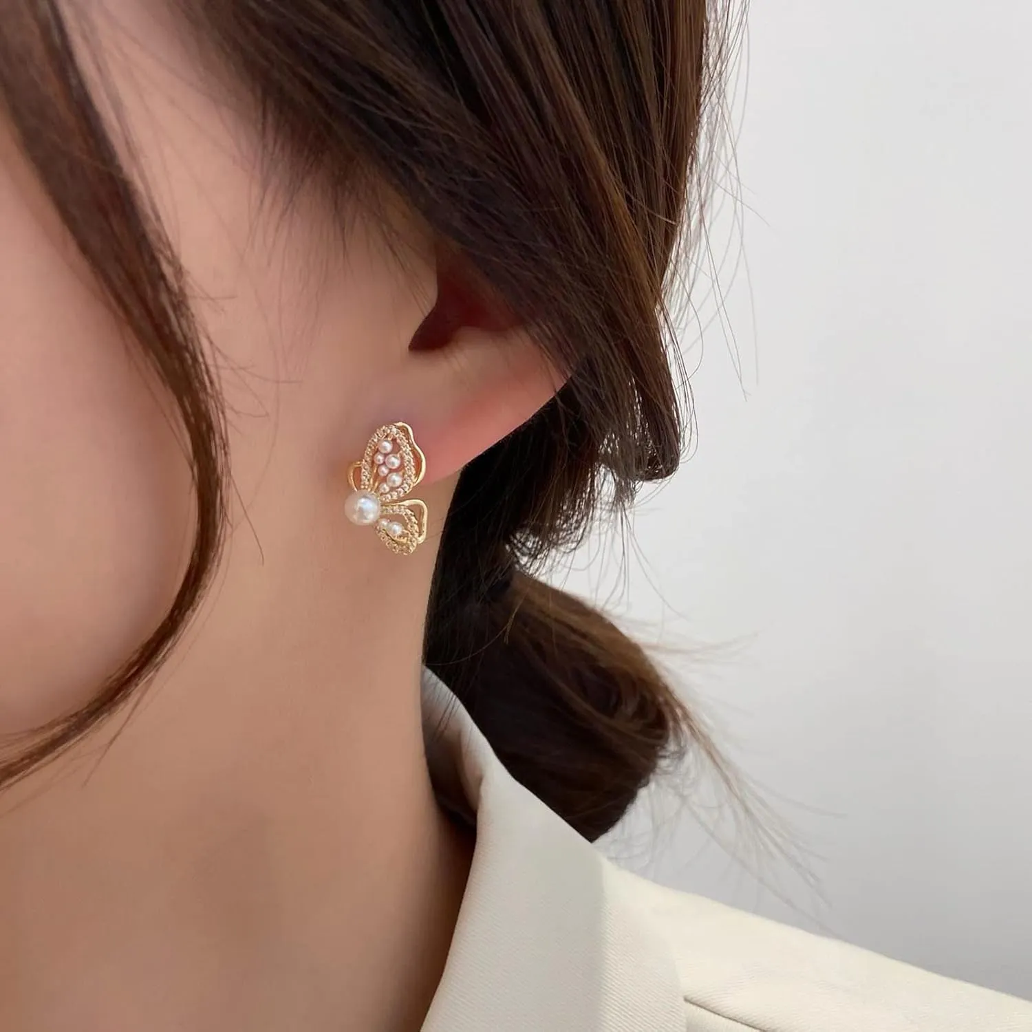 YienDoo Crystal Butterfly Stud Earrings Vintage Pearl Butterfly Wing Dangle Earrings Gold Wedding Rhinestone Wing Earrings Statement Pearl Butterfly Stud Prom Earrings Jewelry for Women